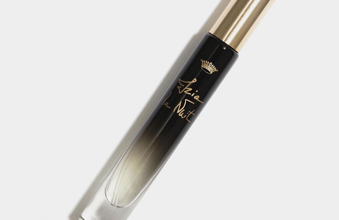 Recibe el secreto de tu cita: mini Izia La Nuit, un aroma cautivador perfecto para llevar contigo.**